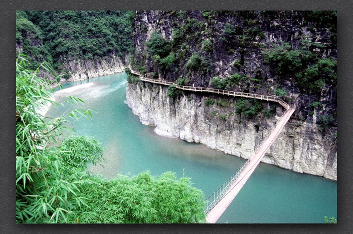 108 Yangtze R side canyon